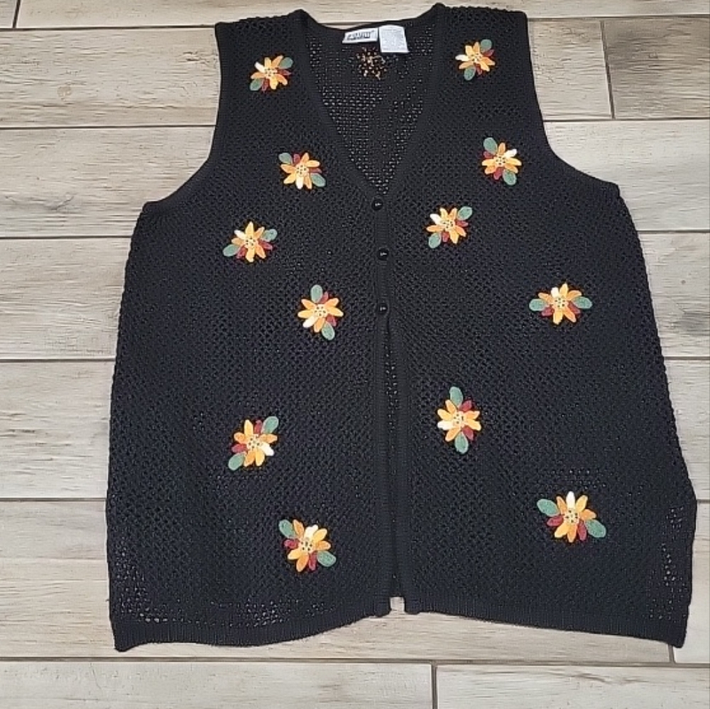 Capacity Women 1 X grande floral knit 3 D grandmacore black vest